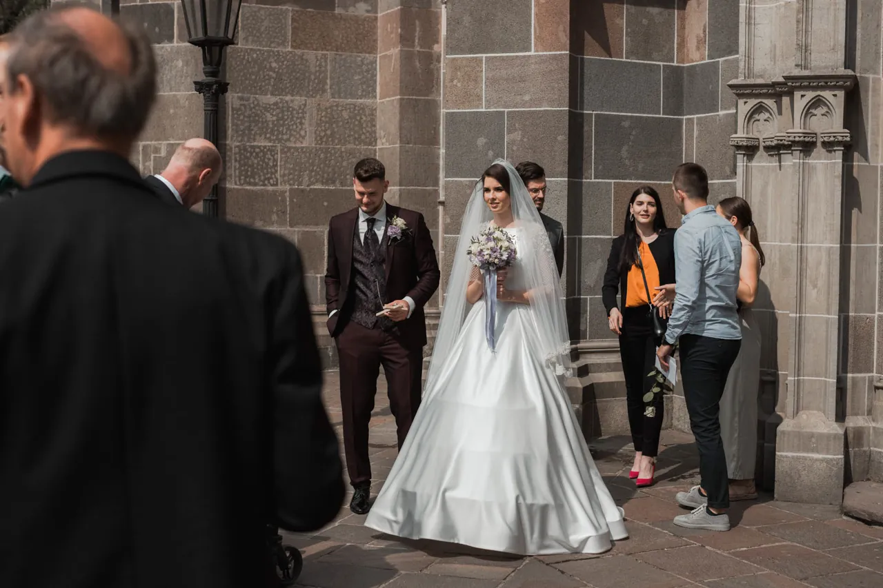 Nevesta a ženích vychádzajú z Dómu sv. Alžbety v Košiciach