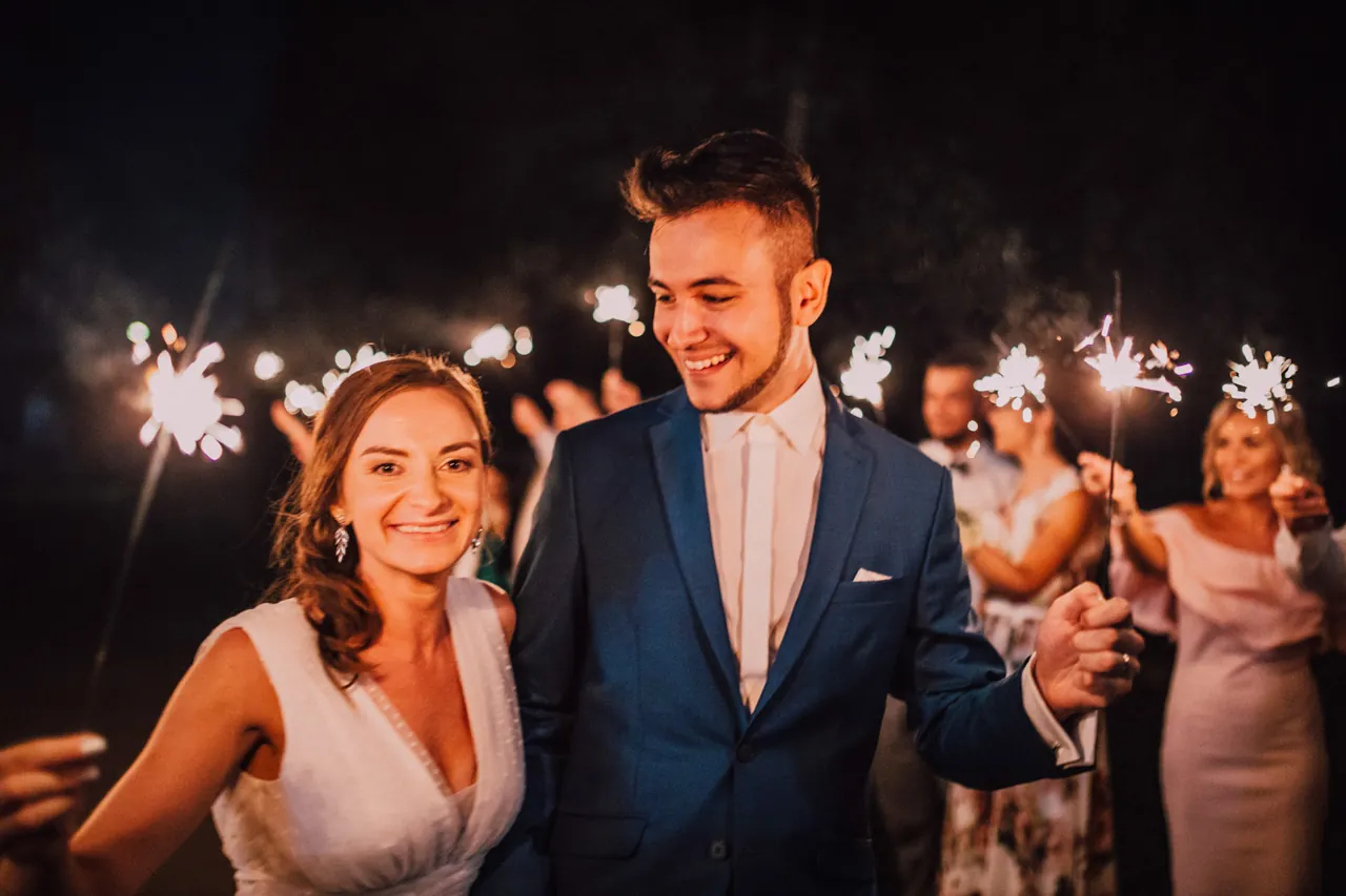 Nevesta a ženích s prskavkami na svadbe v Košiciach